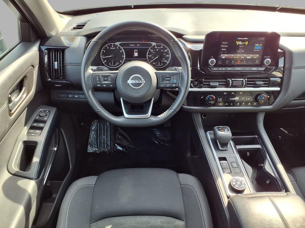 Used 2025 Nissan Pathfinder SV image 4