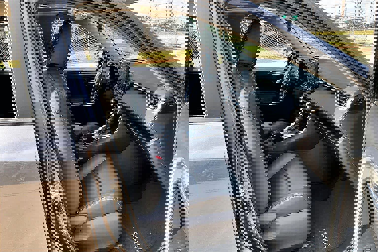 Used 2022 Toyota RAV4 XLE Premium image 9