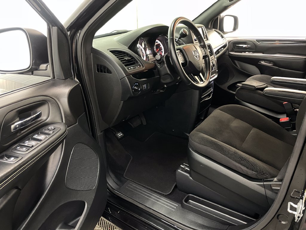 Used 2018 Dodge Grand Caravan SE FWD image 18