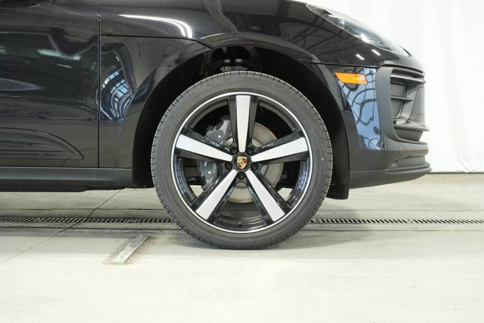 Certified 2026 Porsche Macan AWD/4WD image 41