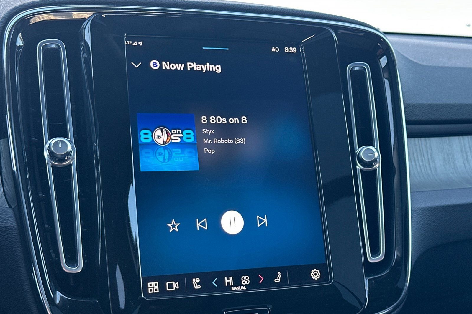 Certified 2023 Volvo XC40 B5 Plus w/ Driver Assist Package image 21