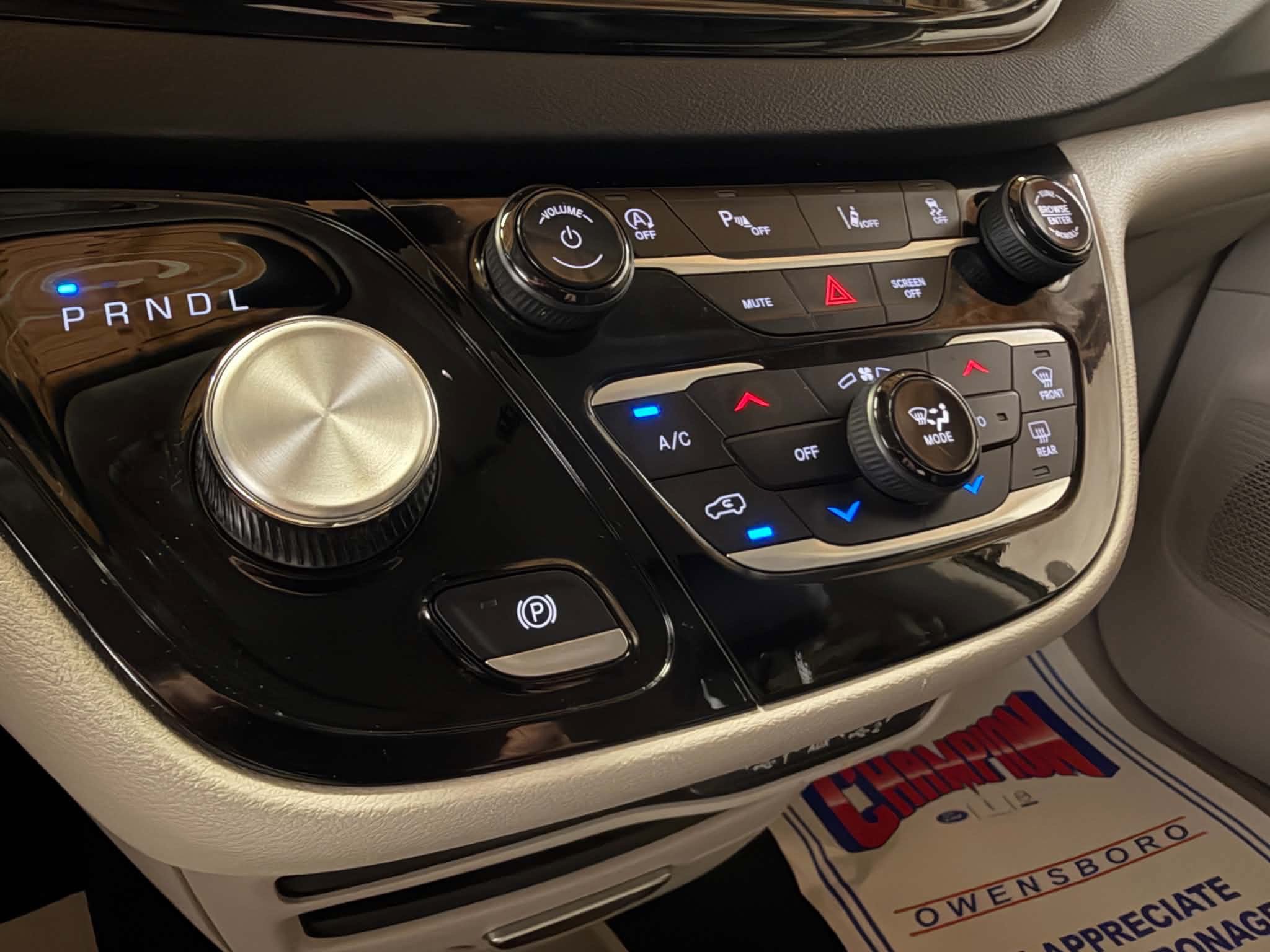 Used 2023 Chrysler Pacifica Touring-L FWD image 37