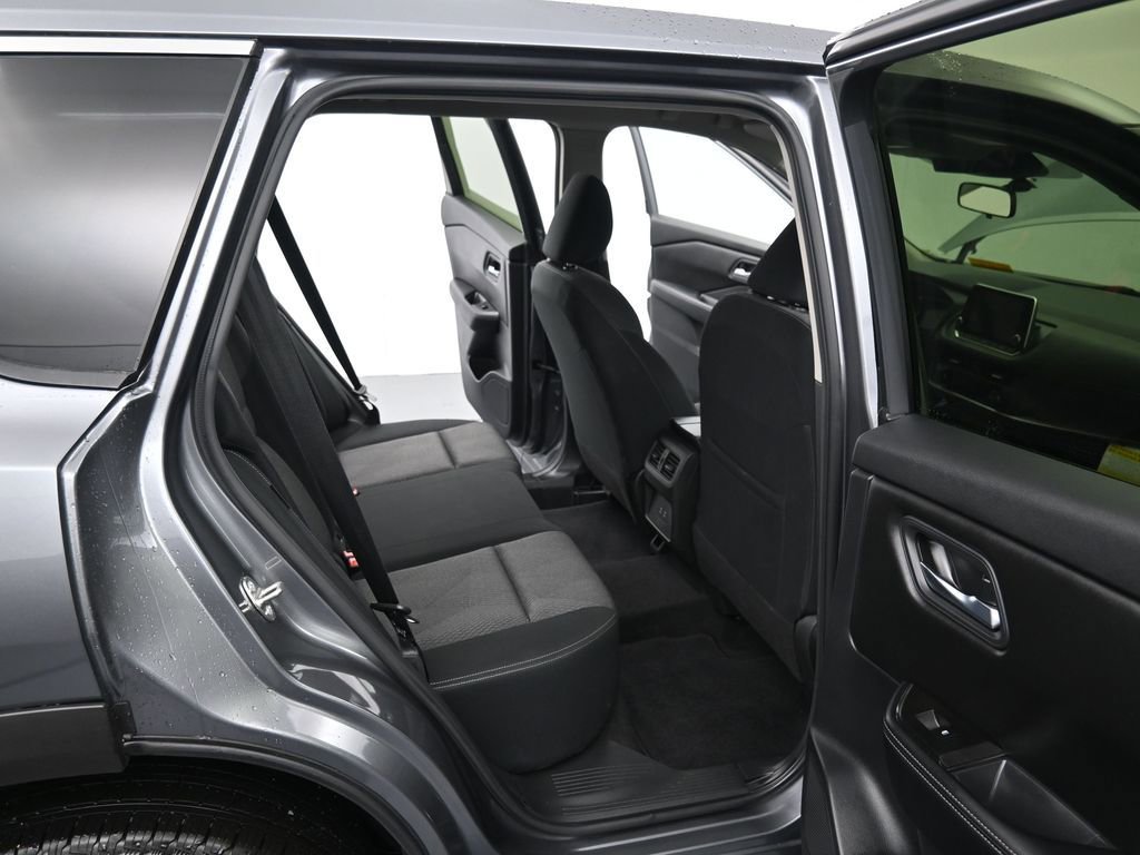 Used 2024 Nissan Rogue SV image 12
