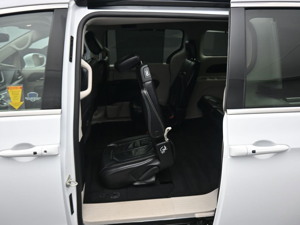 Used 2022 Chrysler Pacifica Touring-L image 38