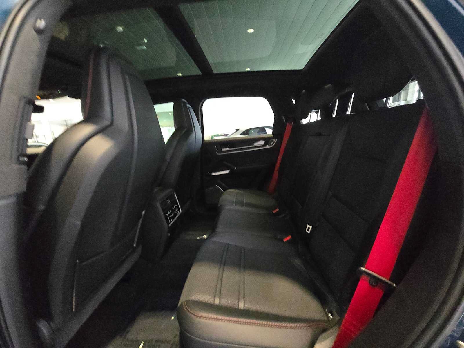 Used 2025 Porsche Cayenne GTS AWD/4WD image 18