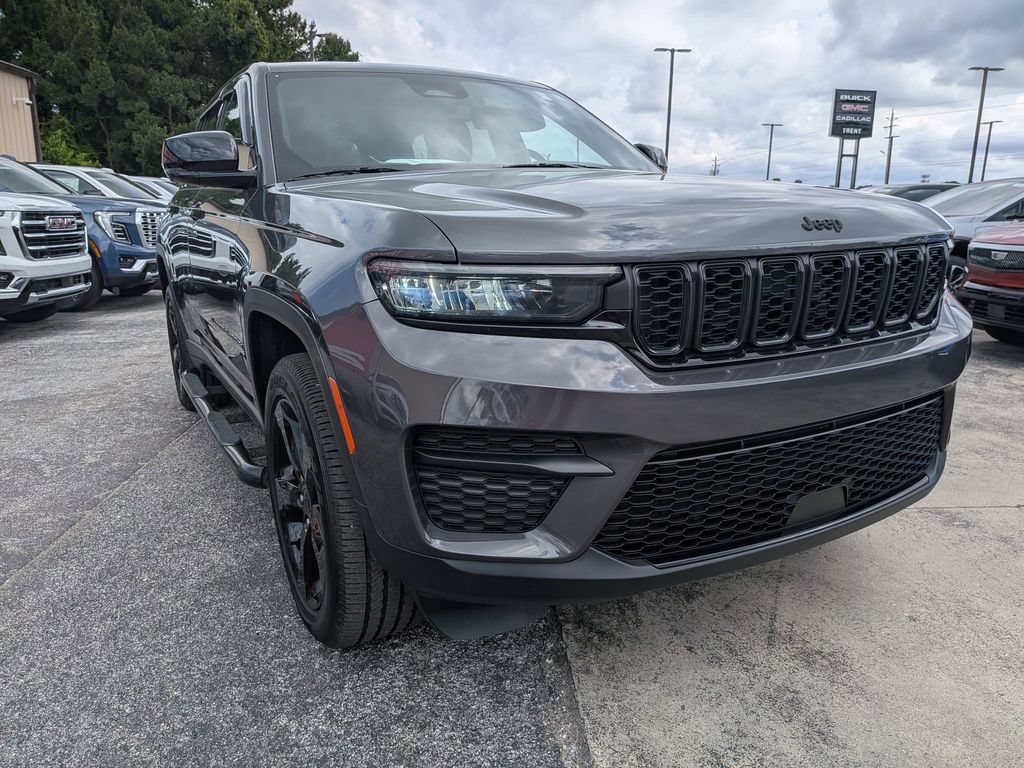 Used 2024 Jeep Grand Cherokee Altitude AWD/4WD image 5