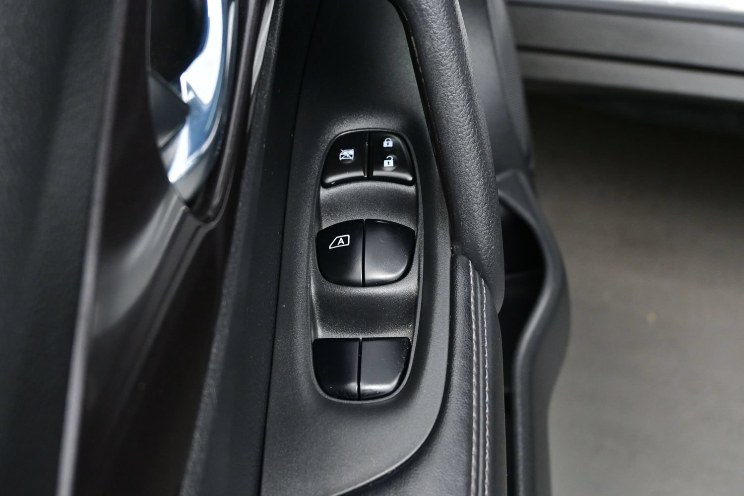 Used 2018 Nissan Rogue SV FWD image 10