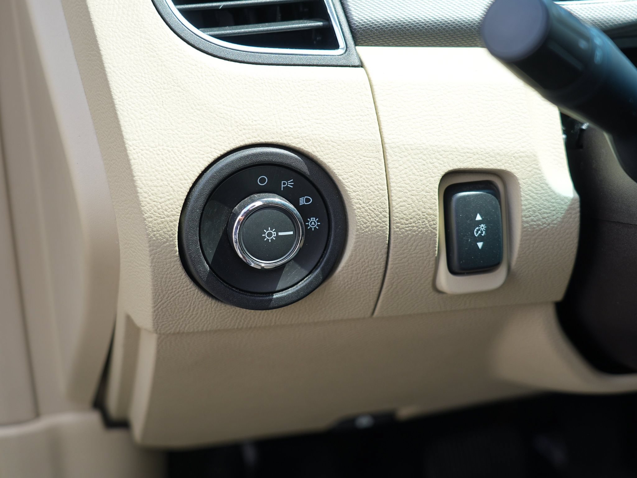 Used 2018 Ford Taurus SE FWD image 18