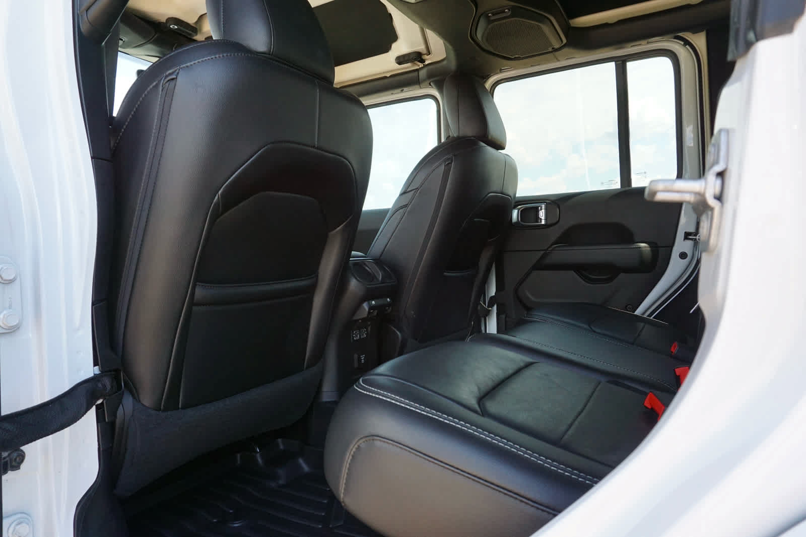 Used 2021 Jeep Wrangler Unlimited Sahara AWD/4WD image 32