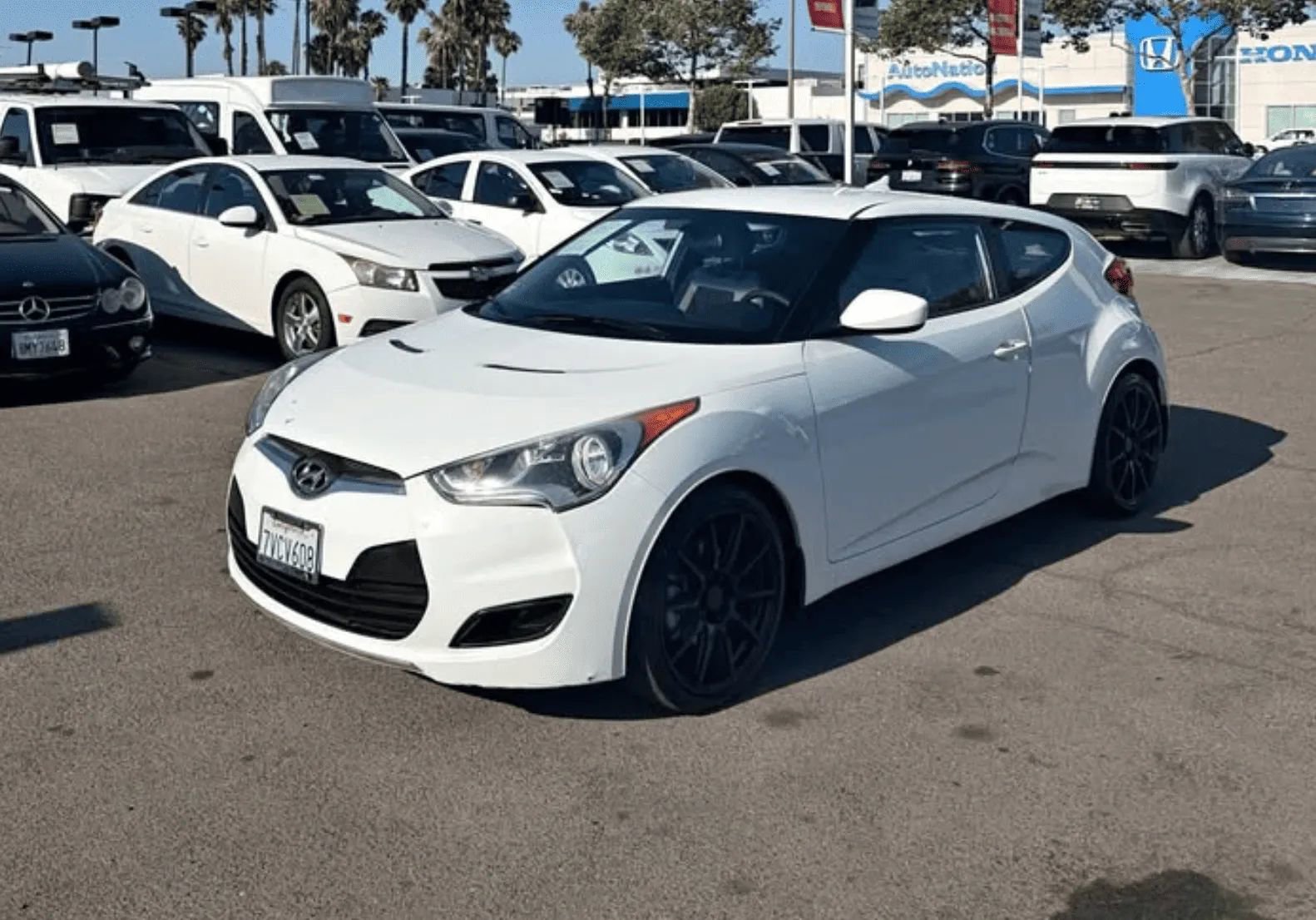 Used 2013 Hyundai Veloster FWD image 2