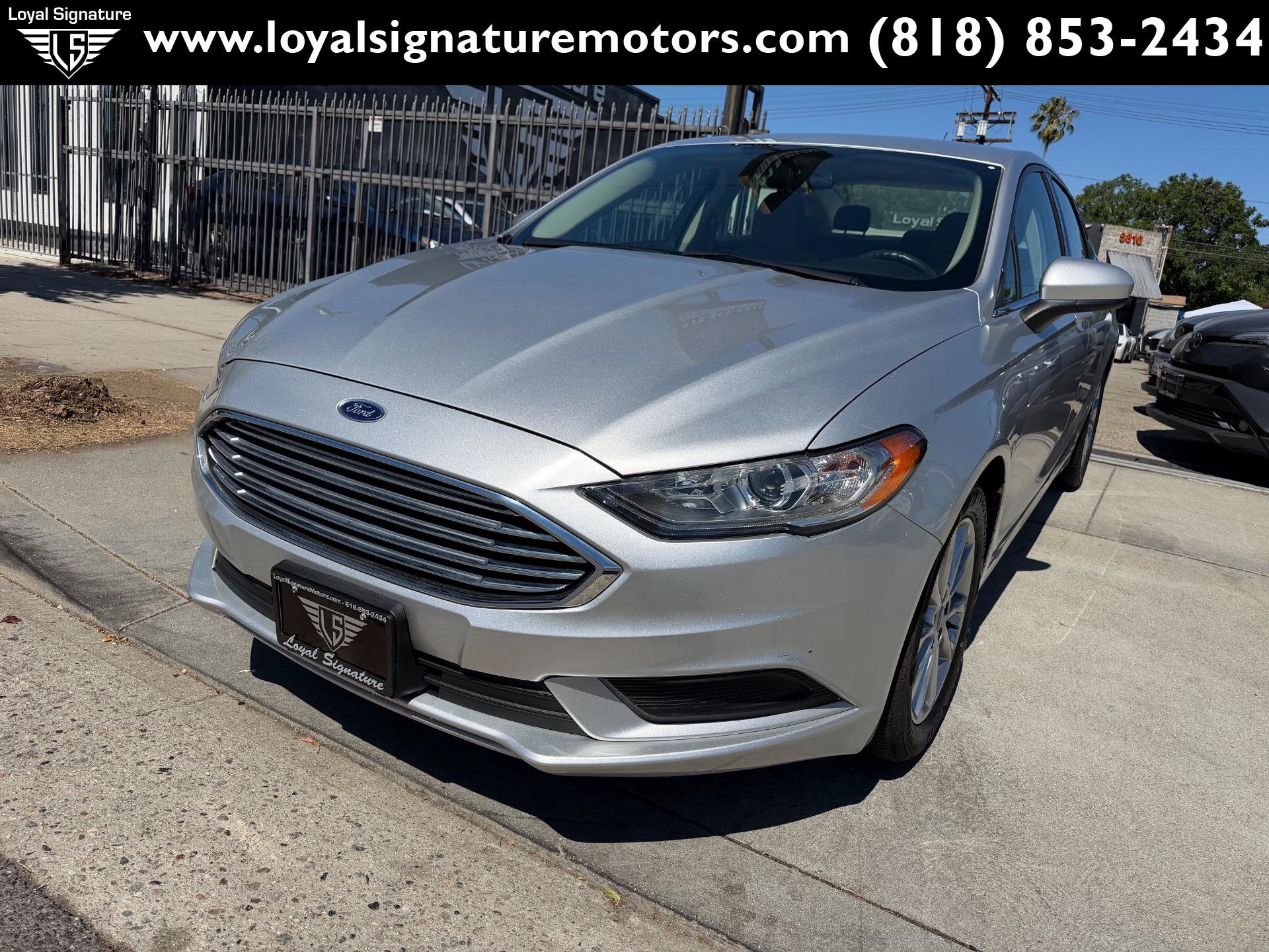 Used 2017 Ford Fusion SE w/ Fusion SE Technology Package FWD image 3