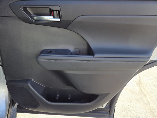 Used 2022 Toyota Highlander XLE AWD/4WD image 29