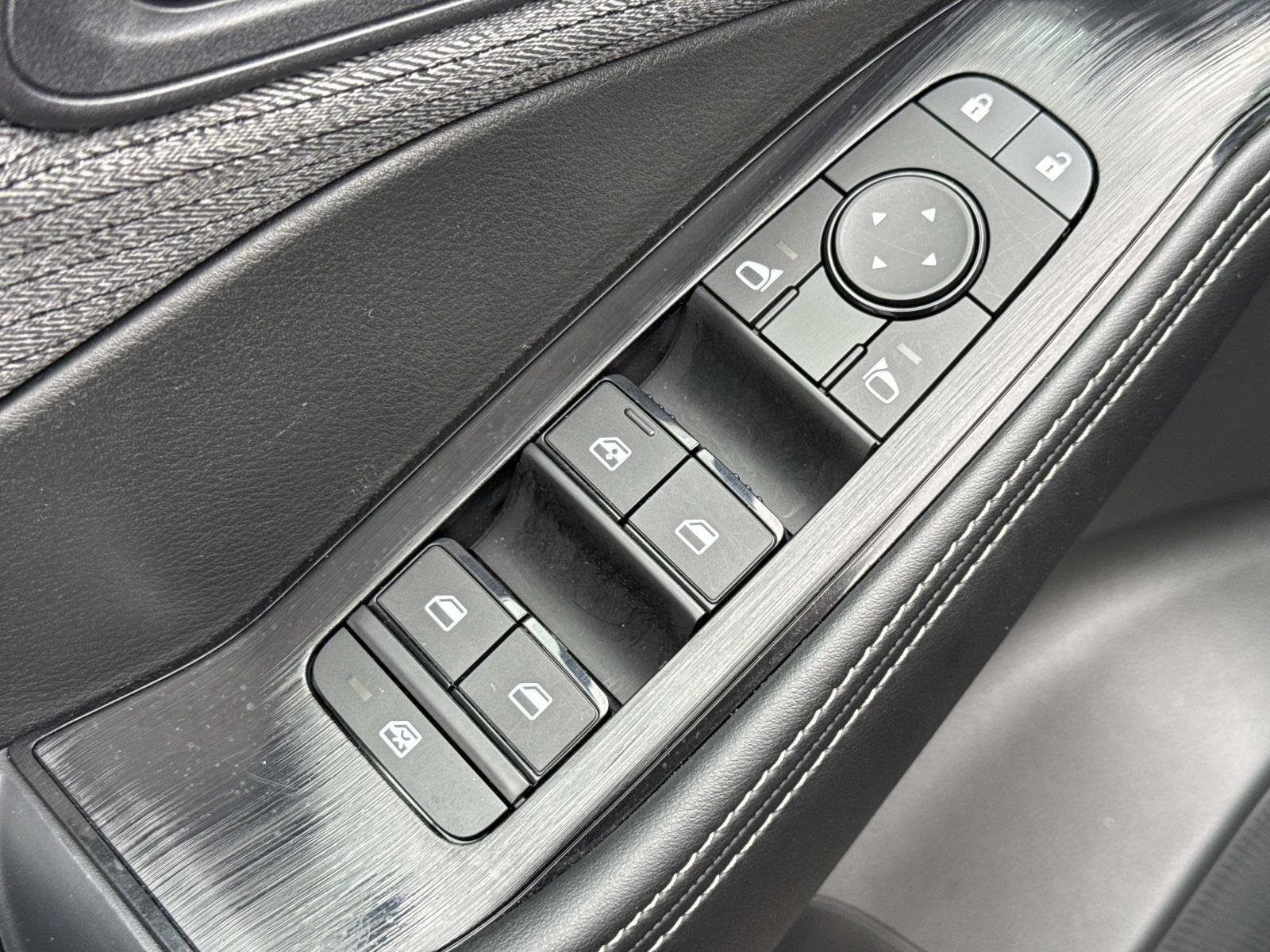 Used 2023 Nissan Rogue SV image 16