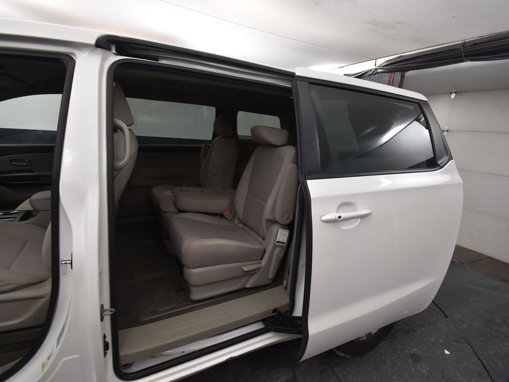 Used 2021 Kia Sedona LX image 9