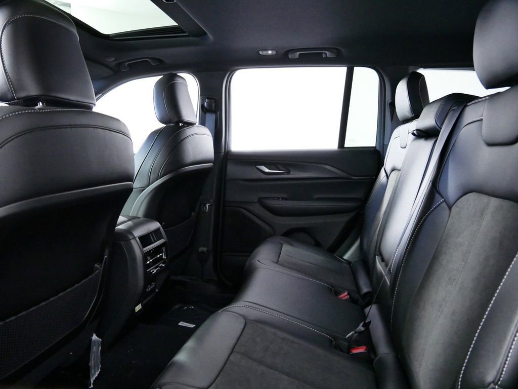 Certified 2024 Jeep Grand Cherokee Altitude image 31