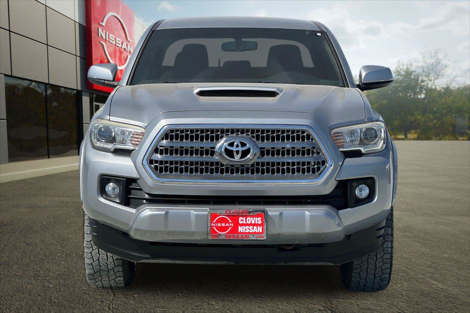 Used 2017 Toyota Tacoma TRD Sport w/ Tow Package RWD image 11