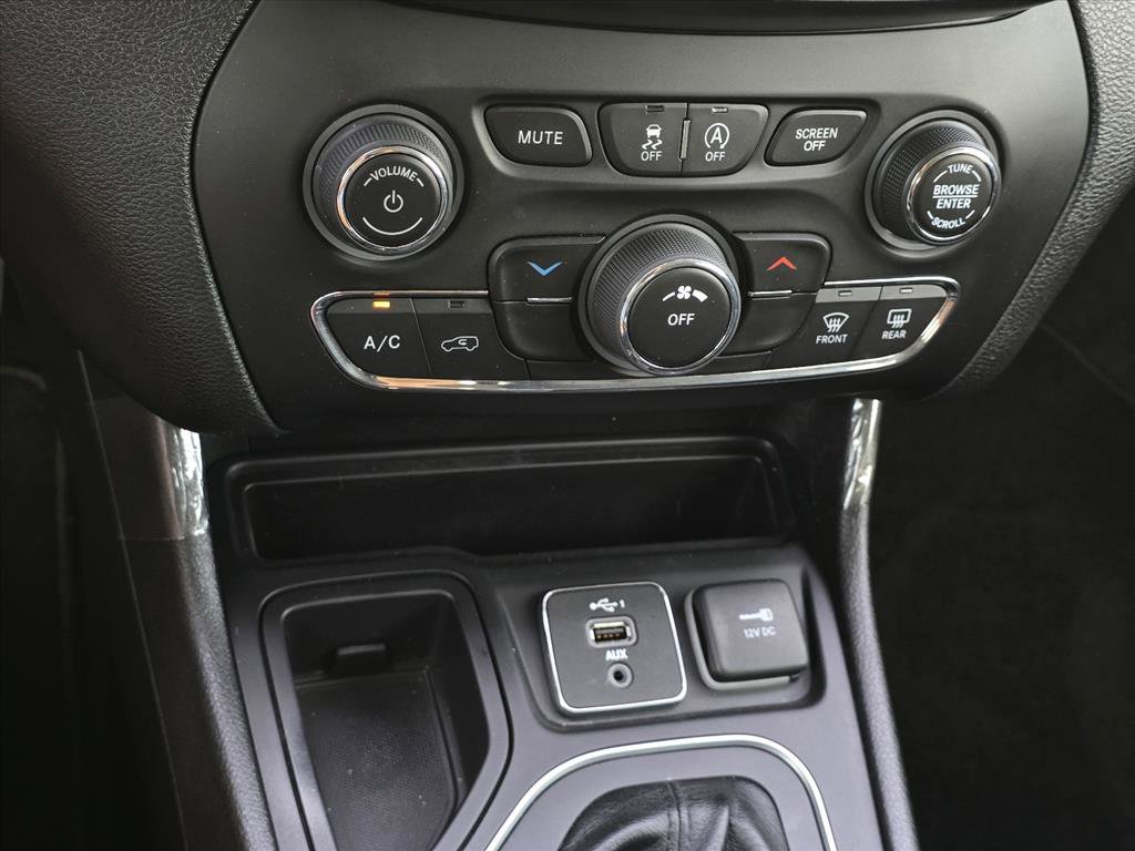 Used 2021 Jeep Cherokee Latitude Plus FWD image 21