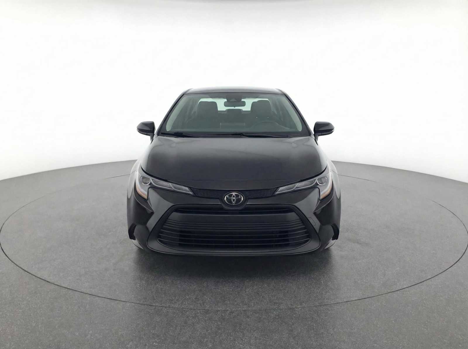 Used 2025 Toyota Corolla LE image 2
