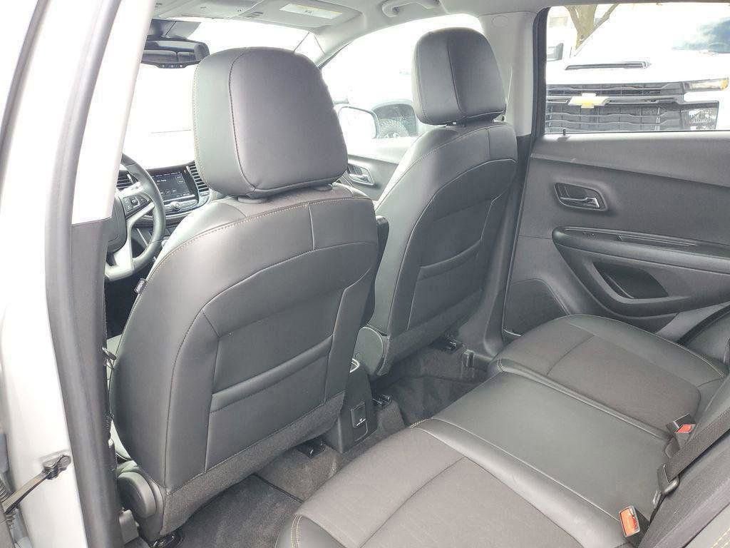 Used 2022 Chevrolet Trax LT w/ LT Convenience Package image 26