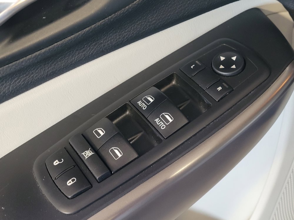 Used 2019 Jeep Cherokee Limited FWD image 27