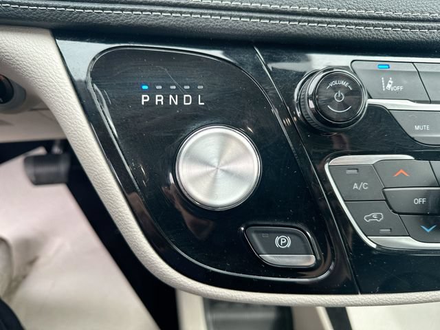 Used 2023 Chrysler Pacifica Touring-L FWD image 18