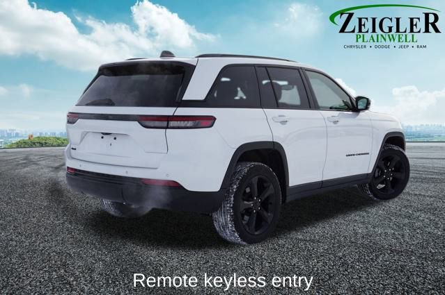 Used 2023 Jeep Grand Cherokee Altitude image 3