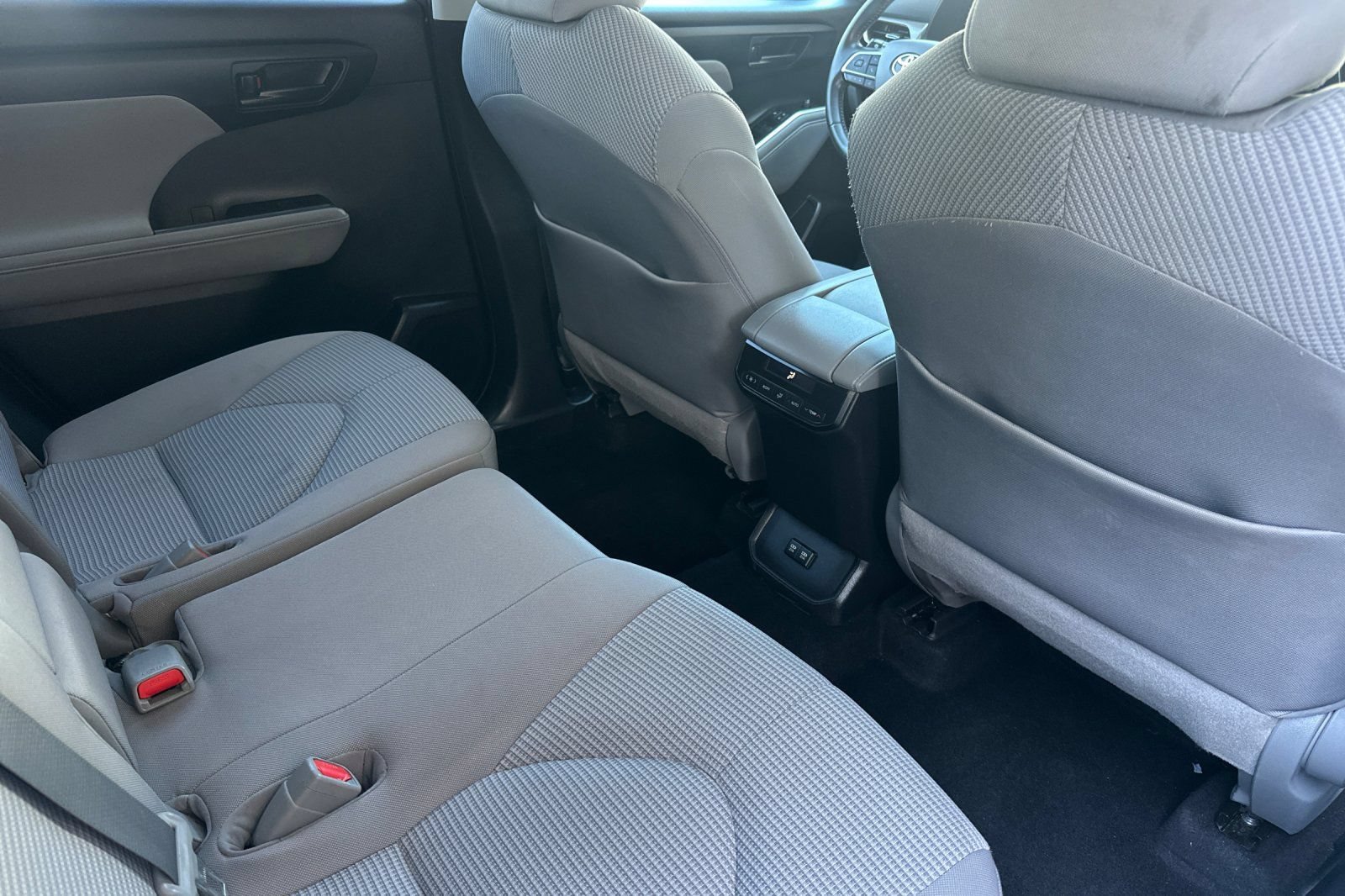 Used 2021 Toyota Highlander LE AWD/4WD image 19