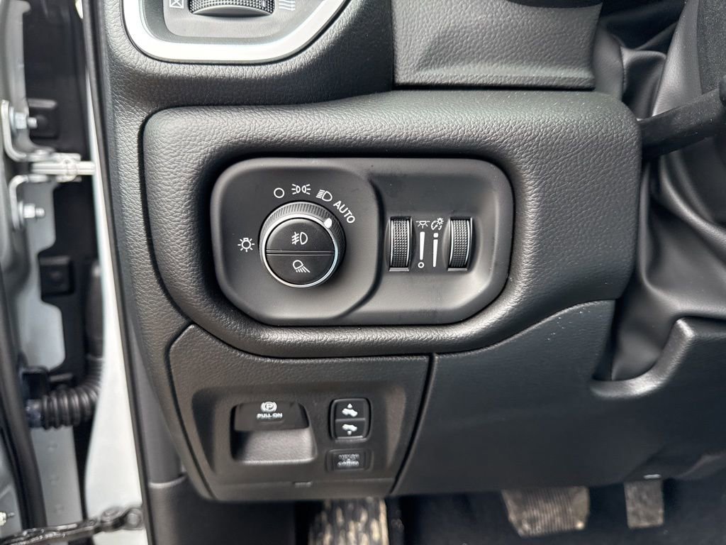 New 2026 RAM 1500 4x4 Crew Cab image 17