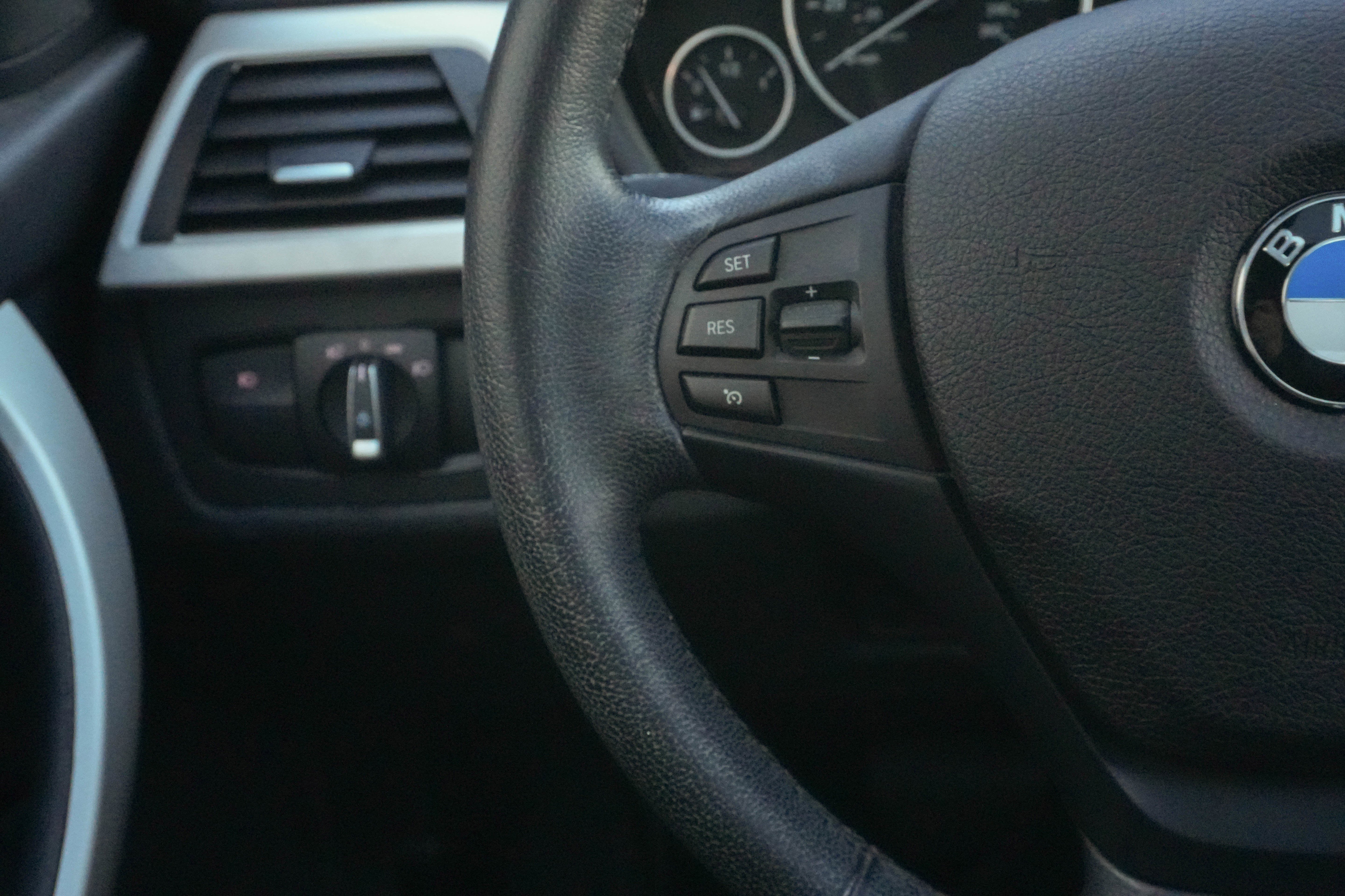 Used 2014 BMW 320i Sedan image 19