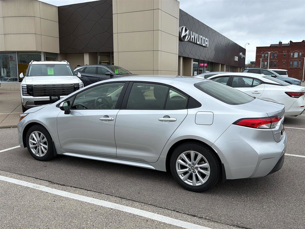 Used 2024 Toyota Corolla LE w/ LE Convenience Package FWD image 4