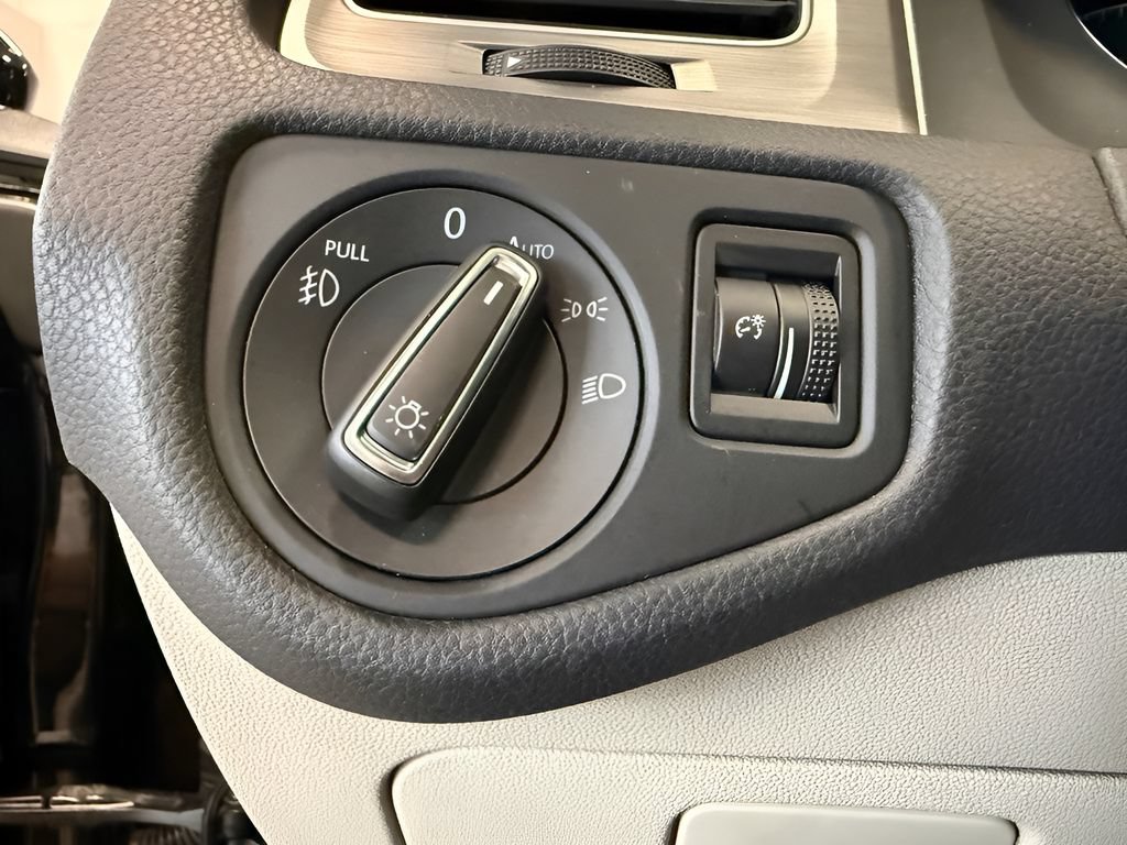 Used 2016 Volkswagen Golf SE FWD image 16