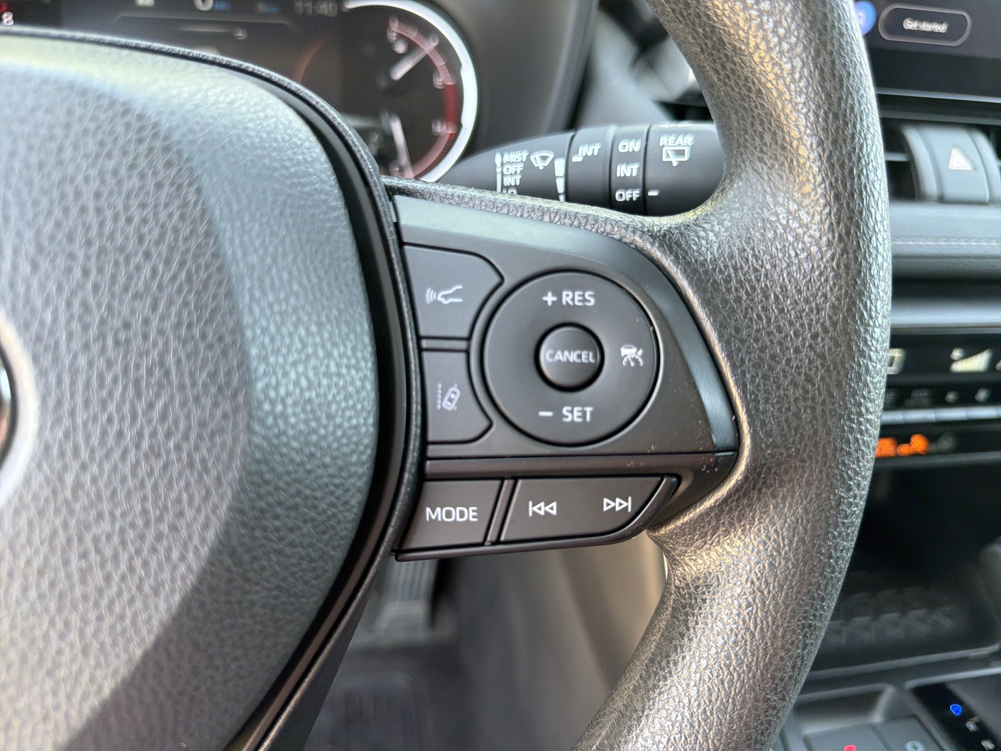 Used 2025 Toyota RAV4 XLE FWD image 25