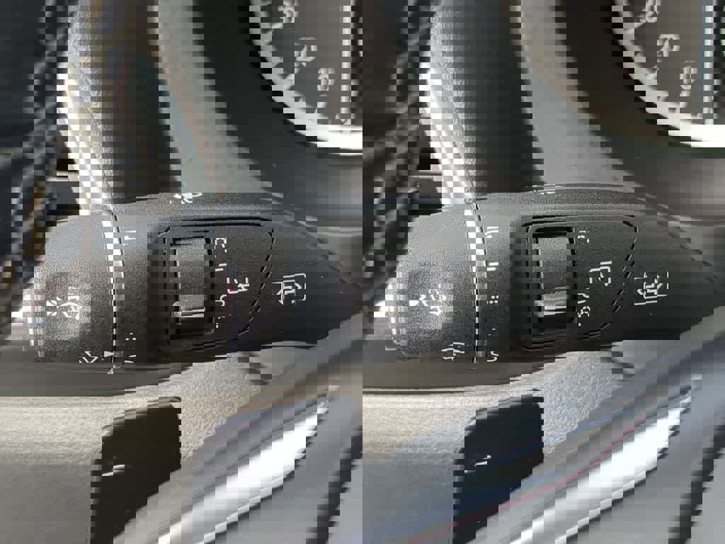 Used 2018 INFINITI QX30 ESSENTIAL image 24