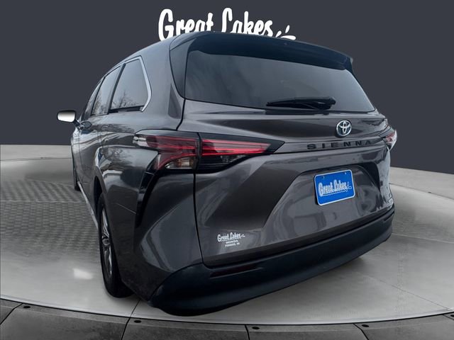 Used 2022 Toyota Sienna LE image 3