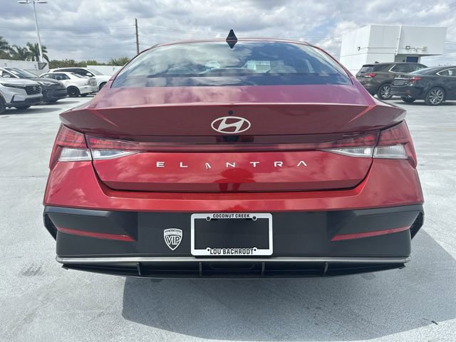 Used 2025 Hyundai Elantra SEL FWD image 13