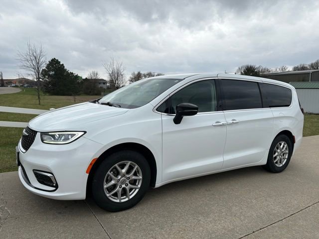 Used 2024 Chrysler Pacifica Touring-L image 1