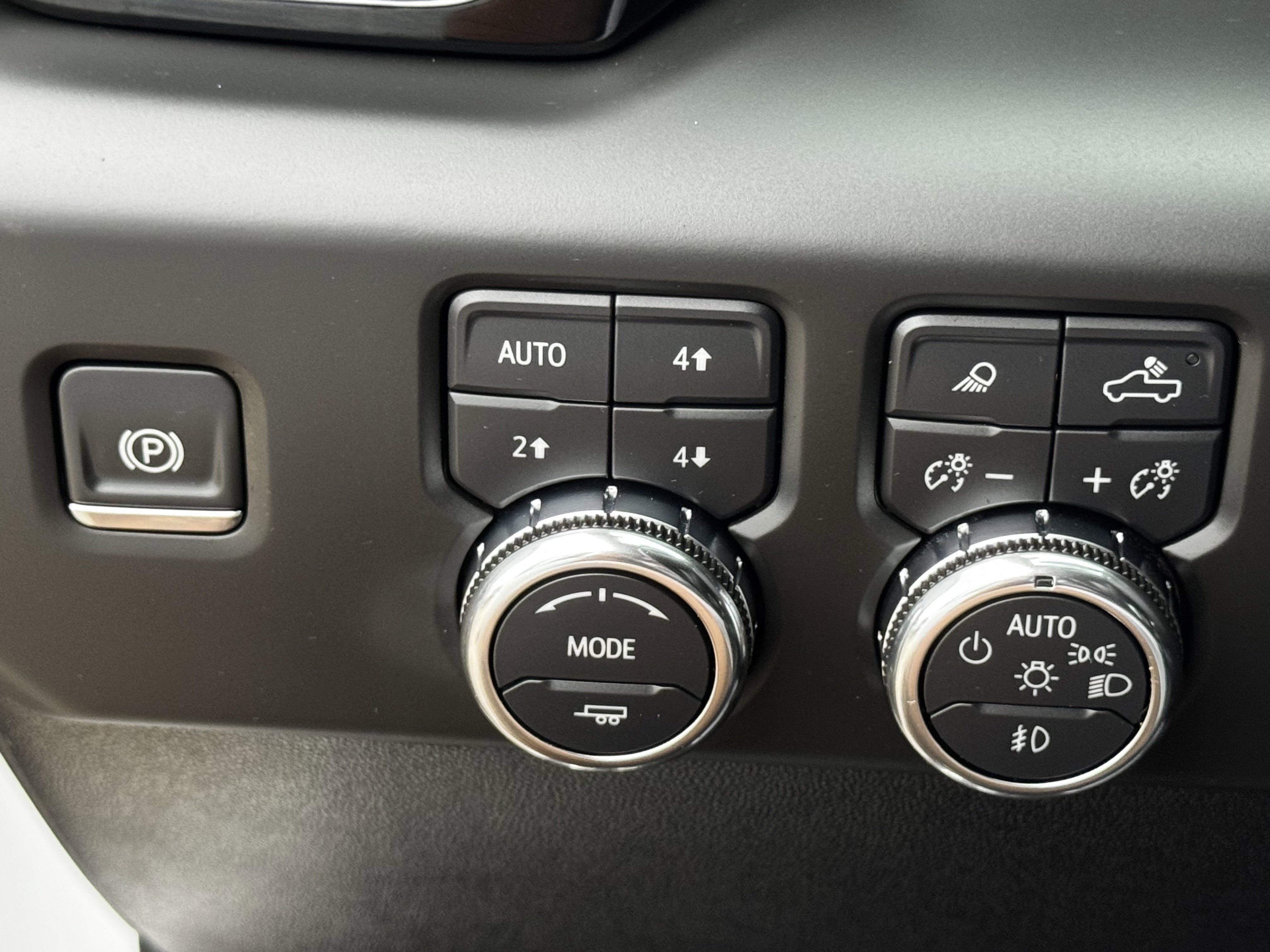 Used 2025 GMC Sierra 2500 AT4 image 27