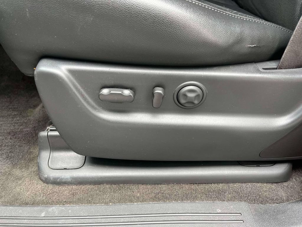 Certified 2013 GMC Yukon SLT w/ SLT-2 Equipment Package AWD/4WD image 29