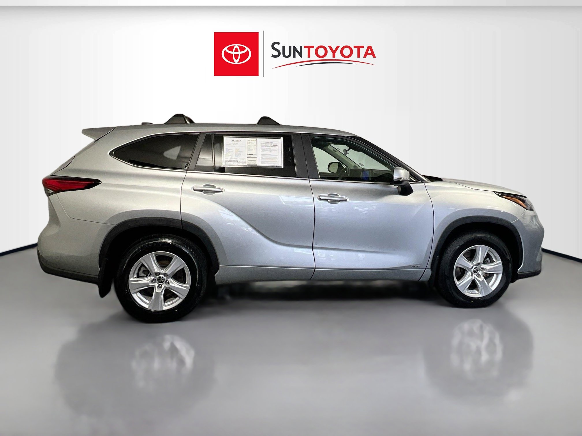 Used 2023 Toyota Highlander LE image 2