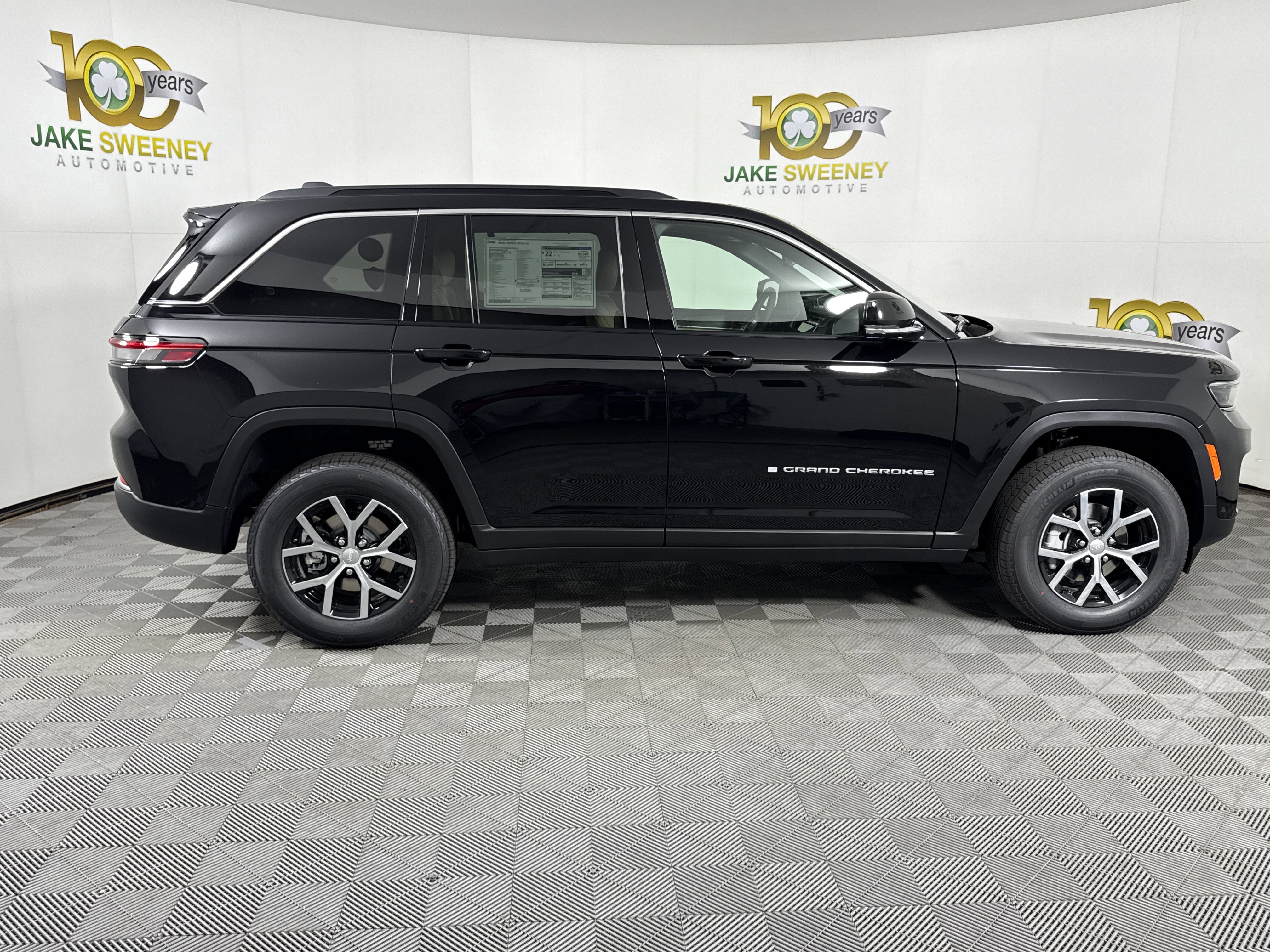 New 2025 Jeep Grand Cherokee Limited w/ Luxury Tech Group II image 8