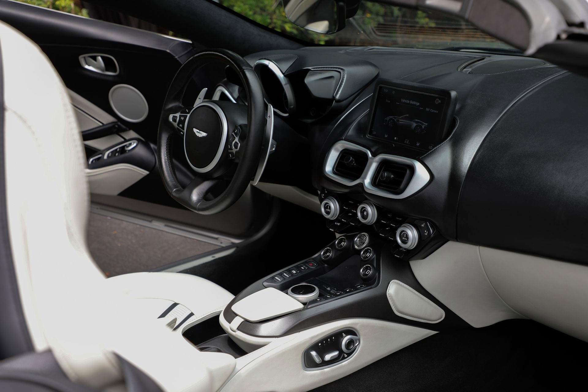 Used 2023 Aston Martin V8 Vantage Roadster RWD image 40