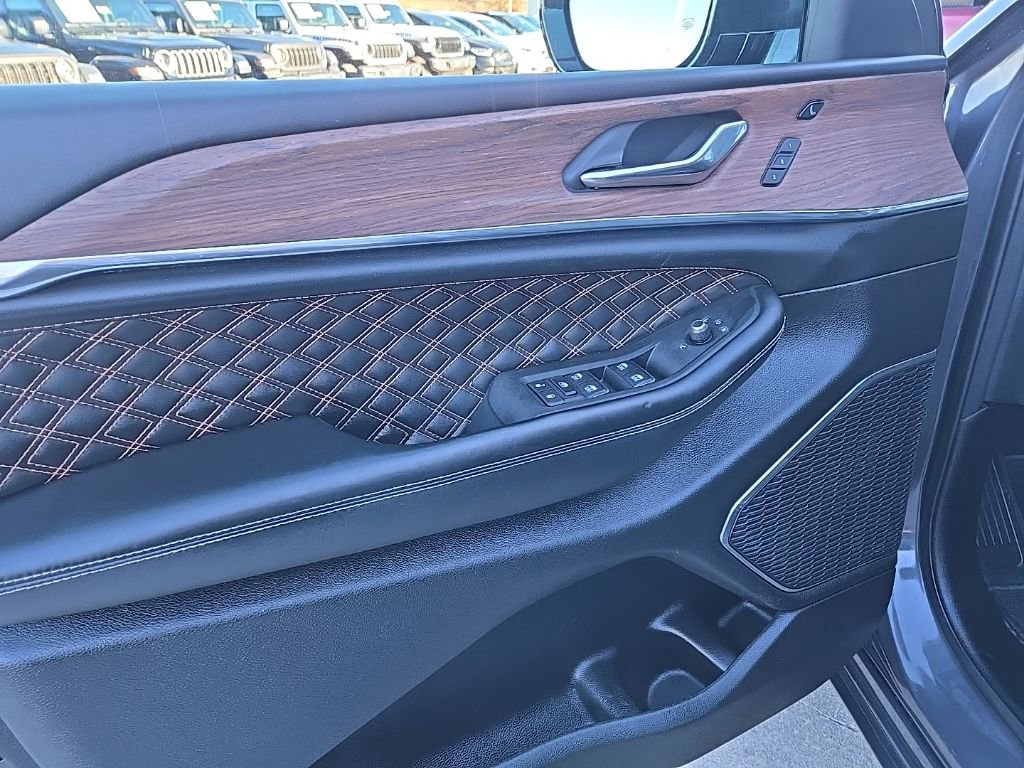 Used 2025 Jeep Grand Cherokee Summit image 29