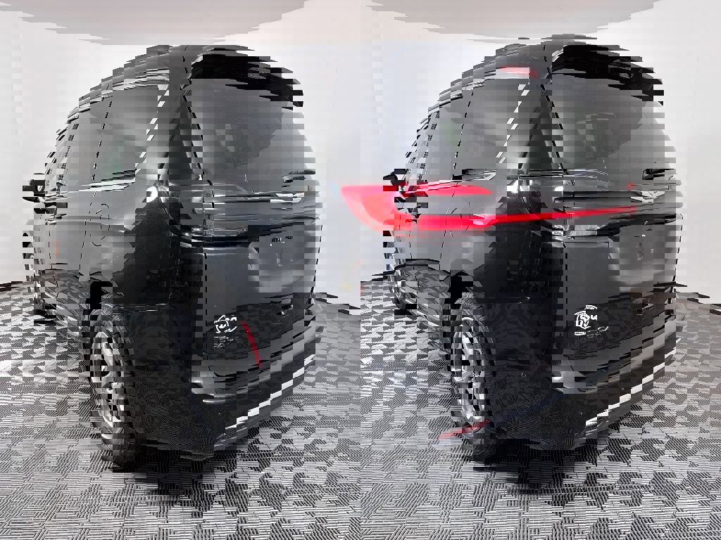 Used 2023 Chrysler Pacifica Limited image 25