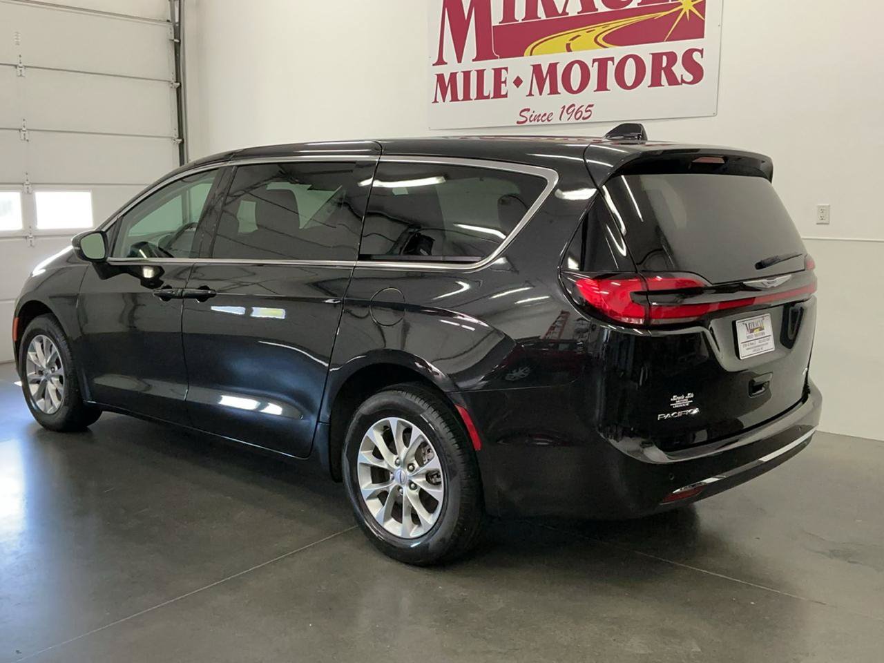 Used 2023 Chrysler Pacifica Touring-L w/ Uconnect Theater Family Group AWD/4WD image 4