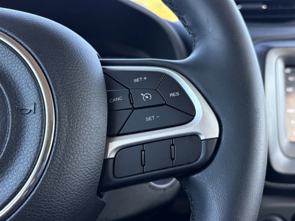 Used 2018 Jeep Renegade Latitude image 14