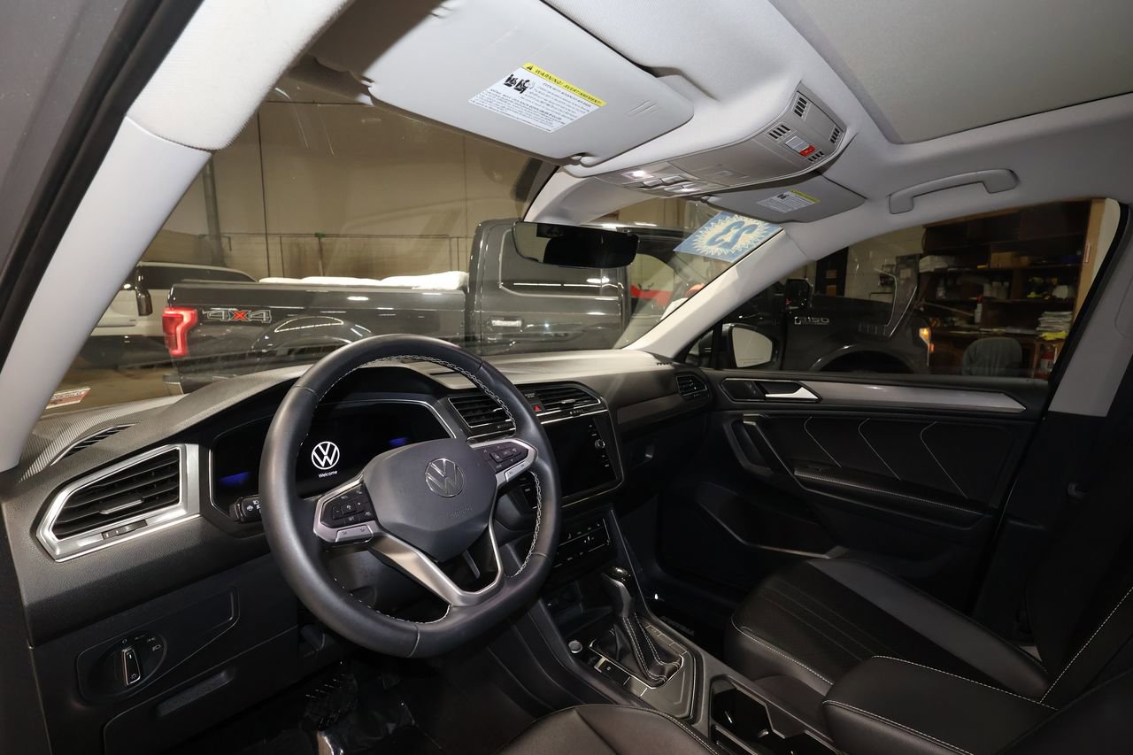 Used 2023 Volkswagen Tiguan SE w/ Panoramic Sunroof Package image 9