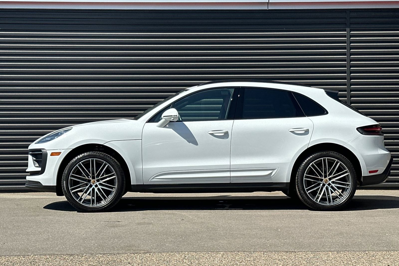 Used 2025 Porsche Macan image 2