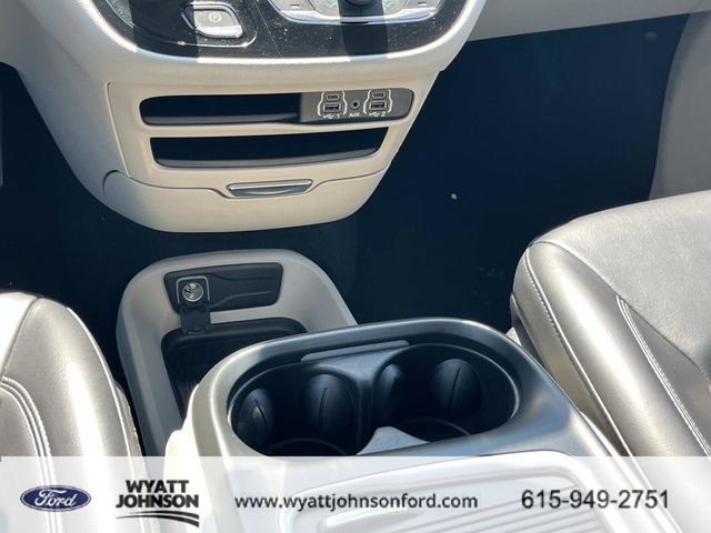 Used 2023 Chrysler Pacifica Touring-L image 16