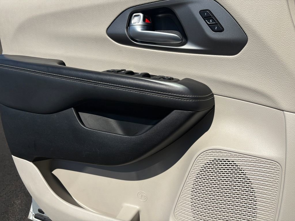 Used 2024 Chrysler Pacifica Touring-L image 10