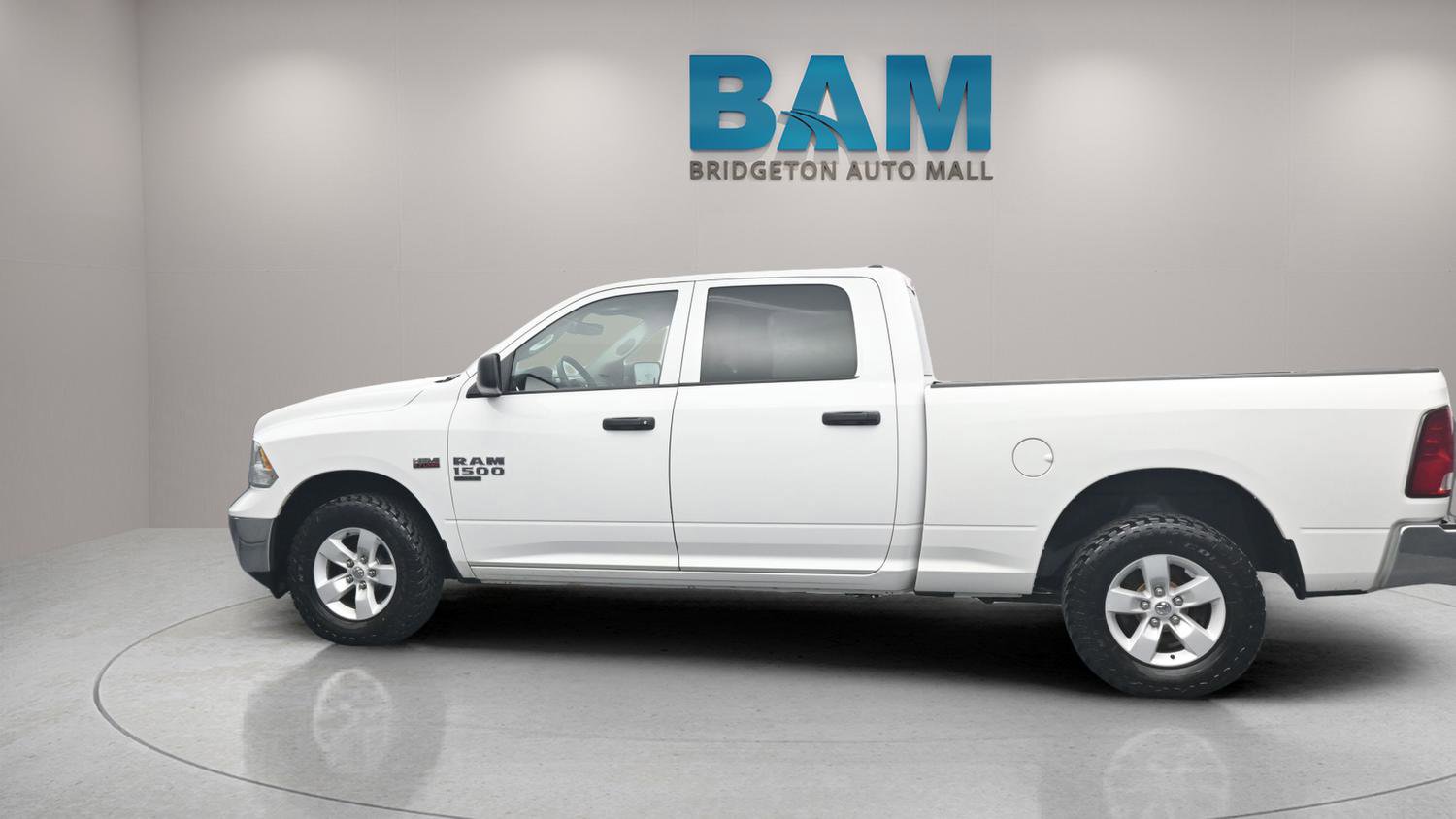 Used 2022 RAM 1500 Classic SLT w/ Protection Group AWD/4WD image 4